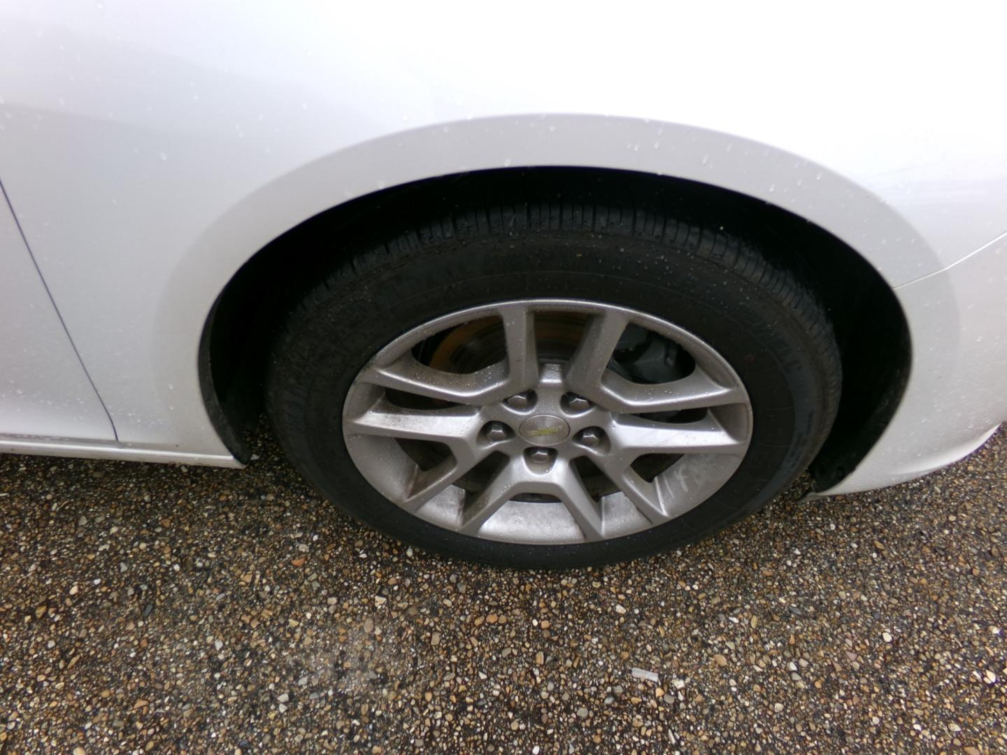 2015 White /Tan Chevrolet Malibu 1LT (1G11C5SL1FF) with an 2.5L L4 DOHC 16V engine, 6-Speed Automatic transmission, located at 401 First NE, Bearden, AR, 71720, (870) 687-3414, 33.726528, -92.611519 - Photo#4